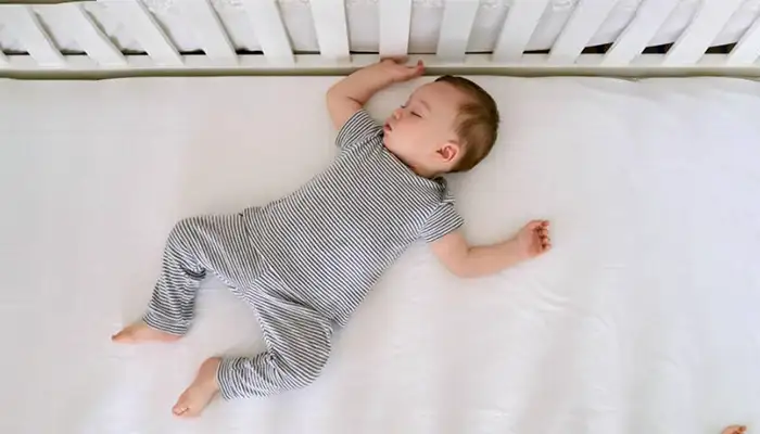 Tại sao khi trẻ ngủ lại bị giật chân tay?